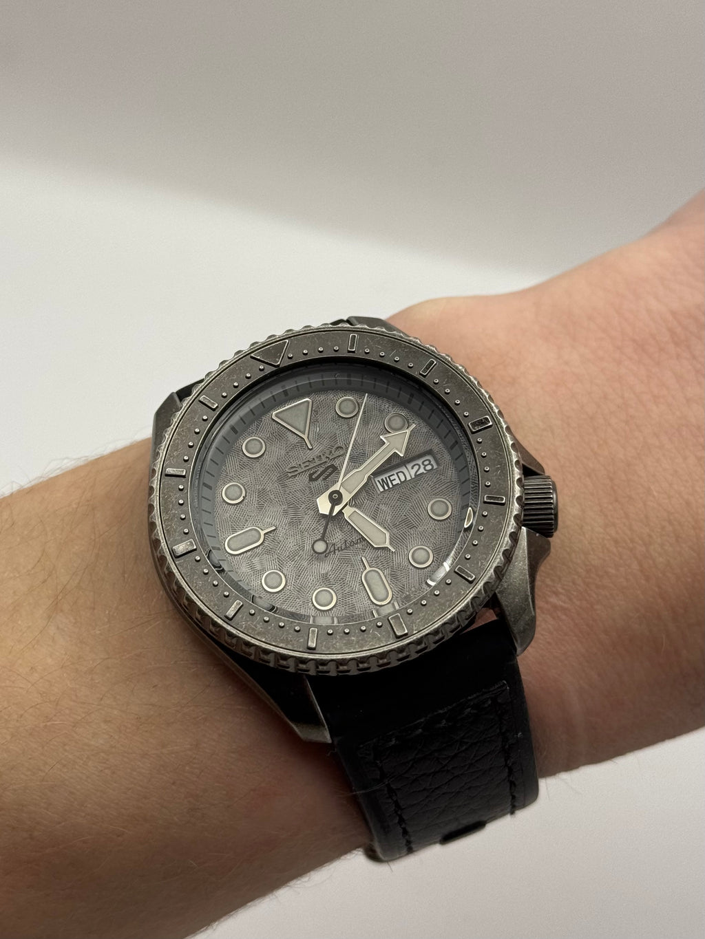 Seiko SRPE79K1 – Automatic
Stal Szara tarcza Day-Date Seiko 5 Sports diver