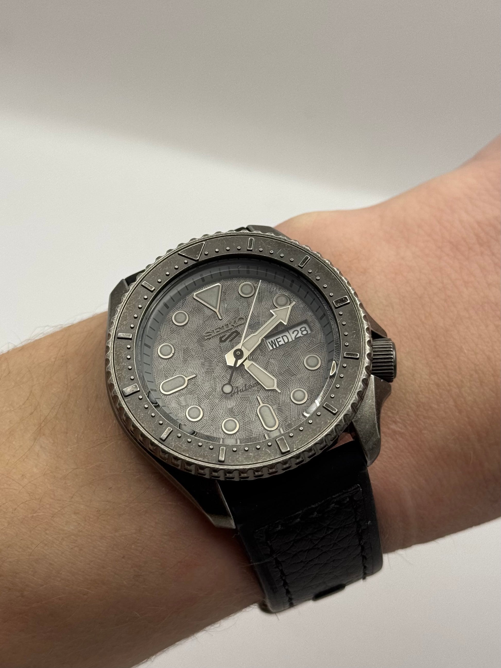 Seiko SRPE79K1 – Automatic
Stal Szara tarcza Day-Date Seiko 5 Sports diver