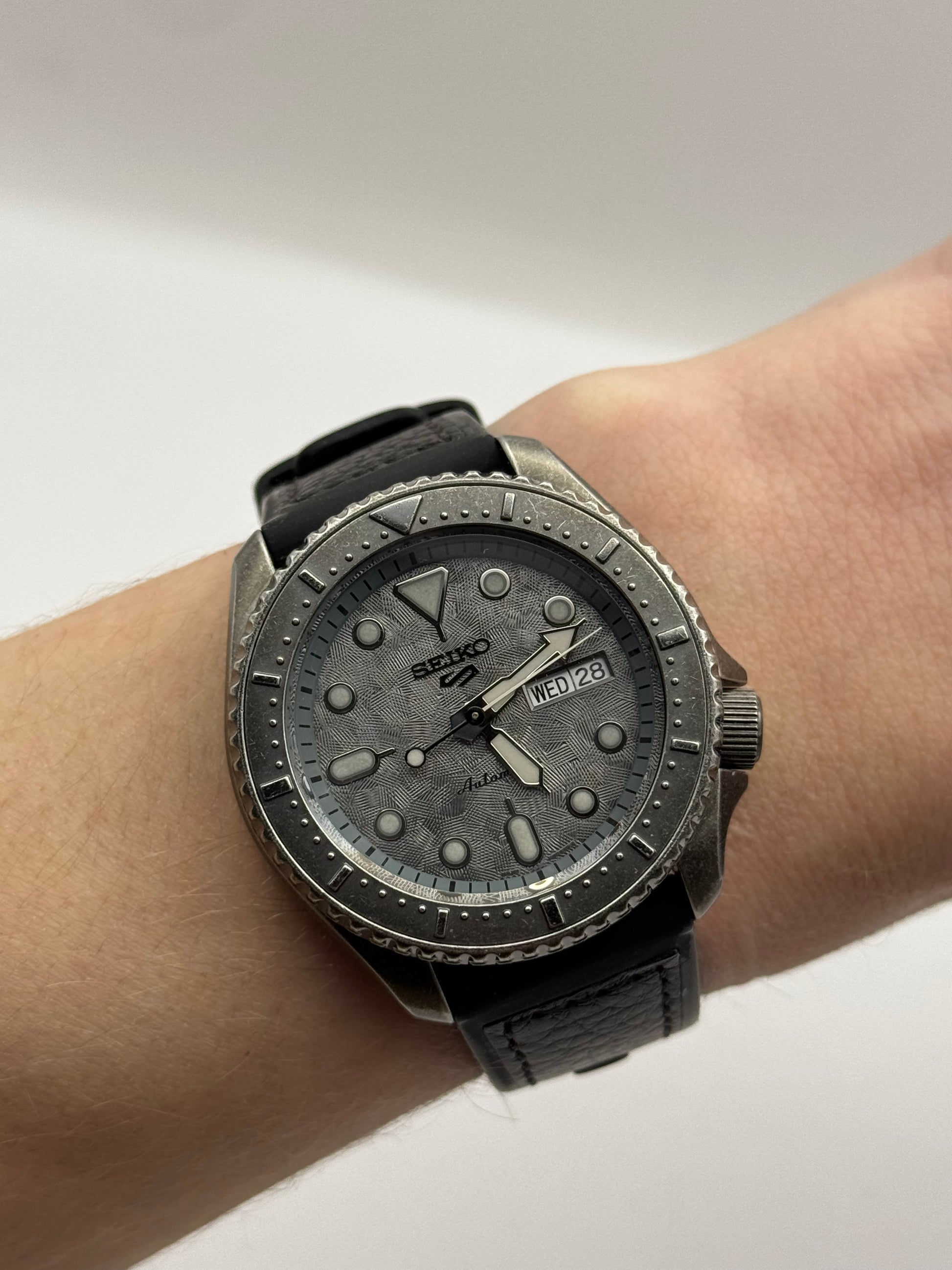 Seiko SRPE79K1 – Automatic
Stal Szara tarcza Day-Date Seiko 5 Sports diver