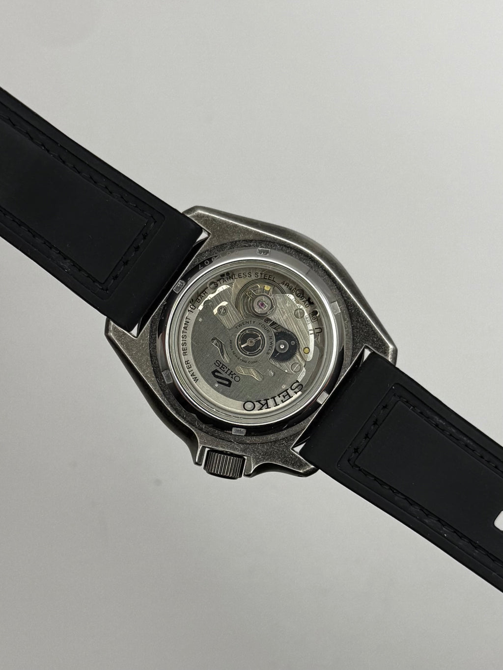 Seiko SRPE79K1 – Automatic
Stal Szara tarcza Day-Date Seiko 5 Sports diver