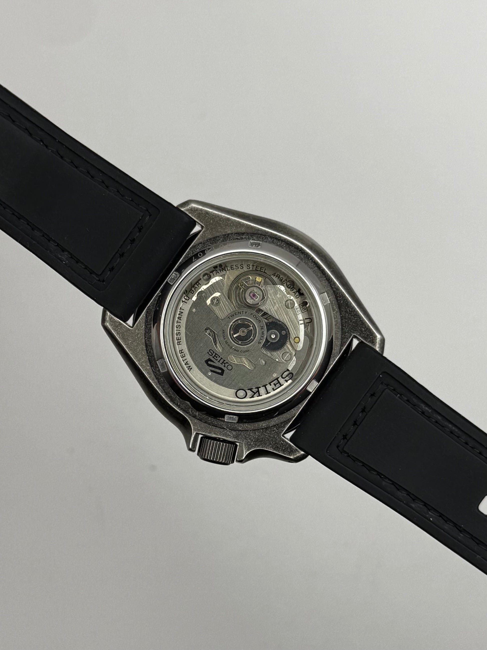 Seiko SRPE79K1 – Automatic
Stal Szara tarcza Day-Date Seiko 5 Sports diver