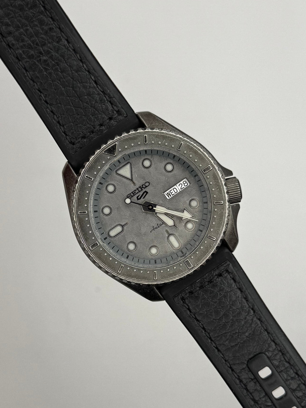 Seiko SRPE79K1 – Automatic
Stal Szara tarcza Day-Date Seiko 5 Sports diver