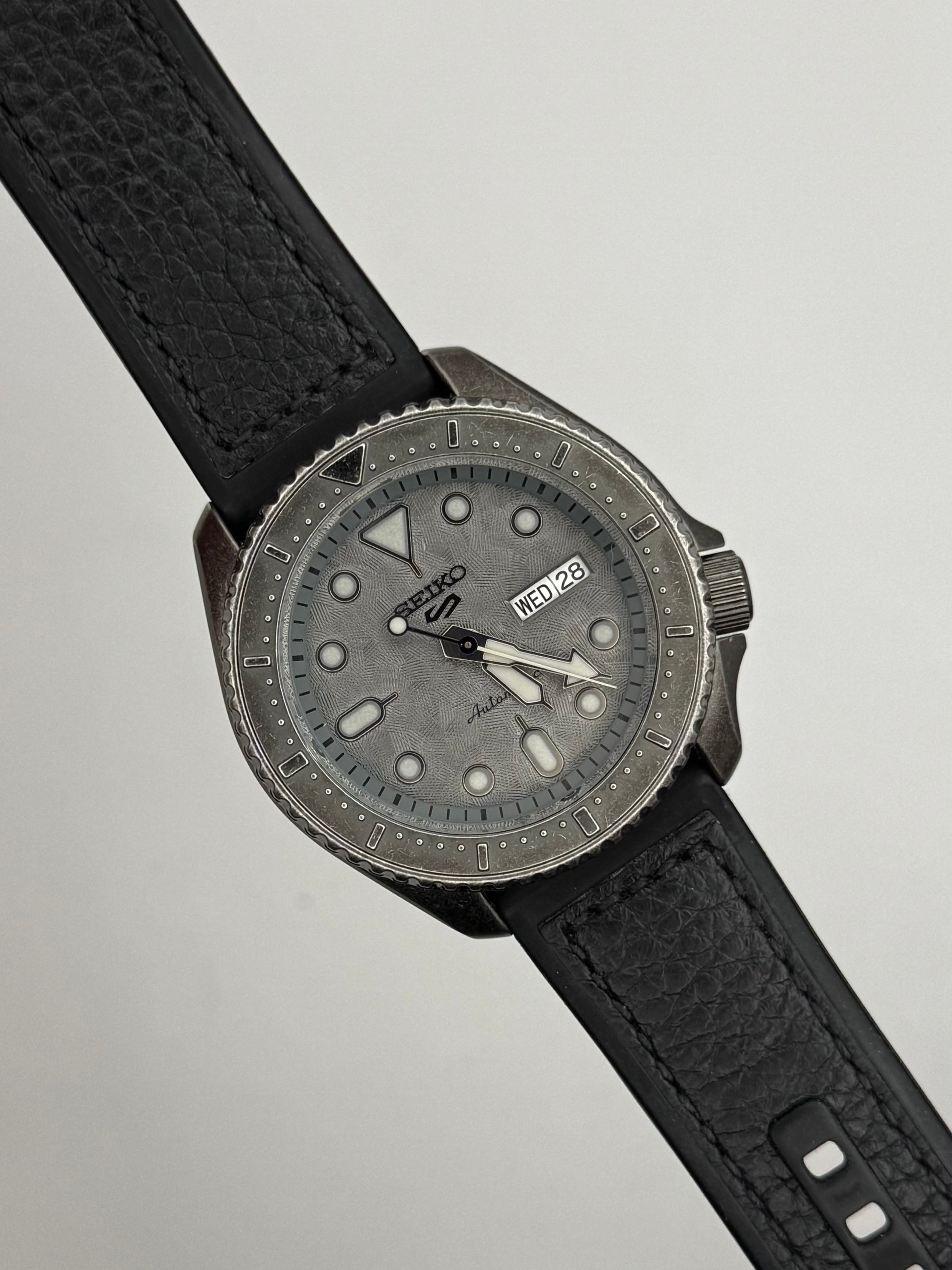 Seiko SRPE79K1 – Automatic
Stal Szara tarcza Day-Date Seiko 5 Sports diver