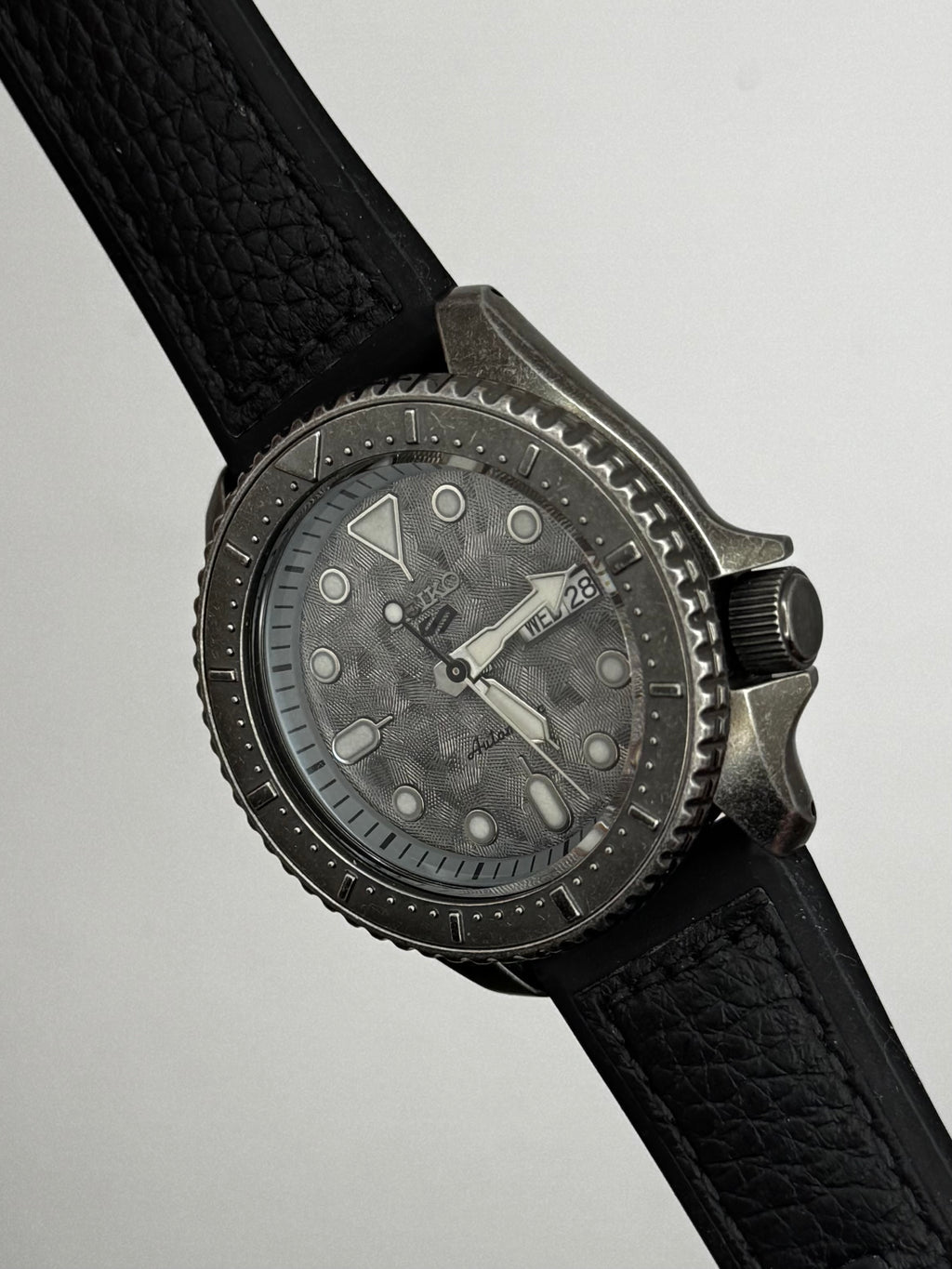Seiko SRPE79K1 – Automatic
Stal Szara tarcza Day-Date Seiko 5 Sports diver