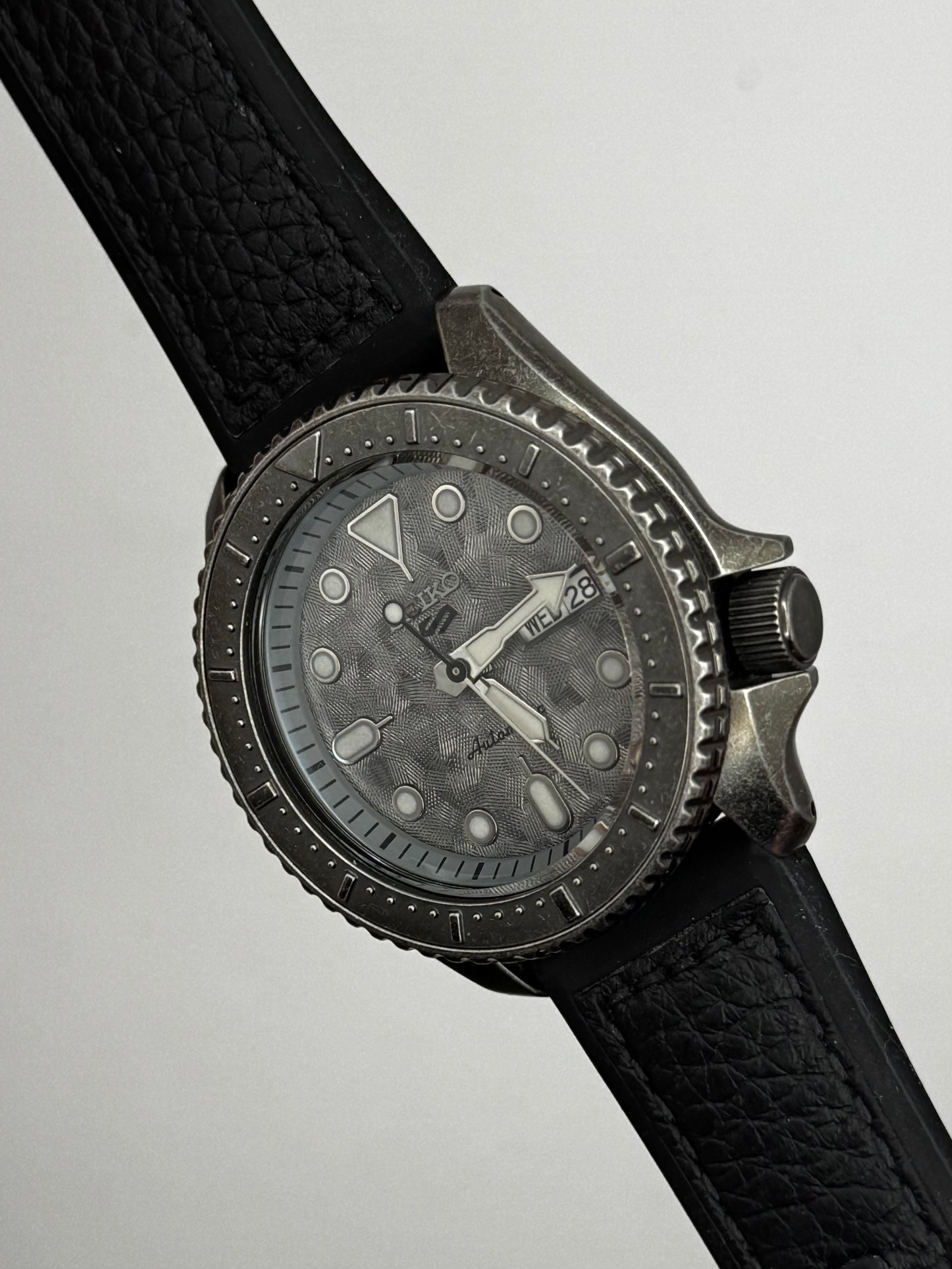 Seiko SRPE79K1 – Automatic
Stal Szara tarcza Day-Date Seiko 5 Sports diver